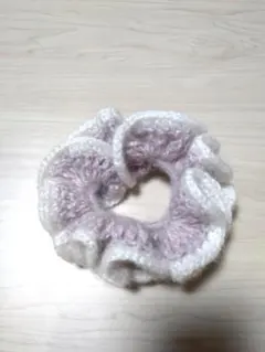 ほんのりピンクとオフホワイトのニットシュシュ