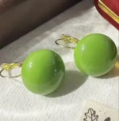 グリーンボールピアス　可愛い　お洒落　個性的　カジュアル　新品　未使用