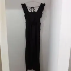 フリル付き黒オールインワン サロペット