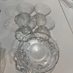 ★最終お値下げ★【美品】レトロガラス製デザートカップ4個と花模様のガラス皿1枚