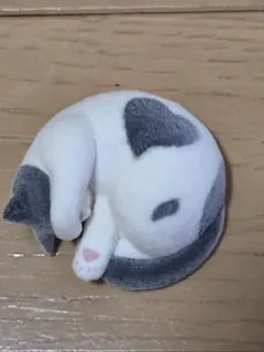 ころんと手のひらサイズ 黒ハチワレ 猫 フィギュア