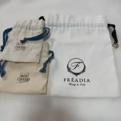ジルスチュアート　FRÉADIA ホワイト巾着ポーチ