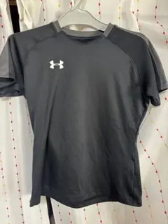 Under Armour HeatGear ブラック Tシャツ YLG