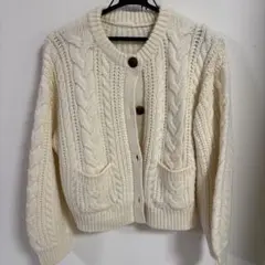 GU アイボリー ケーブル編み セーター