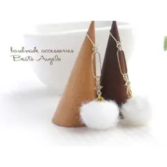 ✤ファーボールと石留めスクエアのピアス(p-023)ホワイト G ※在庫限り