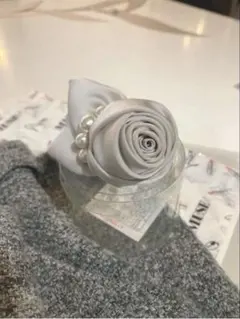 コサージュ【使用回数1回のみ】 淡いグレー色　やや小型で上品