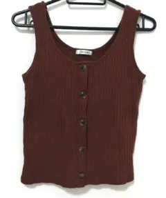 ブラウンのタンクトップ