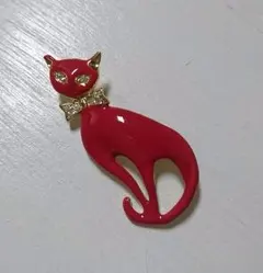赤い猫ブローチ
