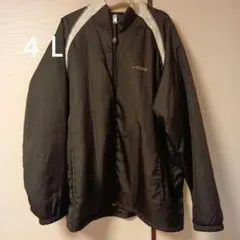 スポーティな黒いジャンパー