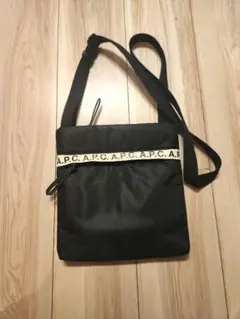 A.P.C. ロゴテープ ショルダーバッグ ブラックのサムネイル