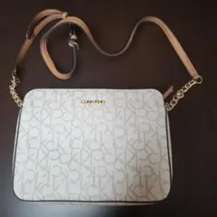 Calvin Klein 中型ショルダーバッグ