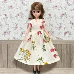 リカちゃん　花柄ワンピース