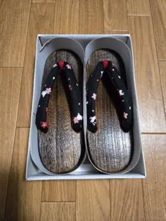 【最終値下げ・翌日発送】浴衣用下駄 黒赤花柄 未使用 箱付