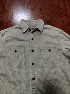 カーキ シャツ