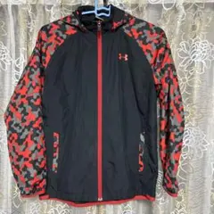 Under Armour フード付きウィンドブレーカー 黒赤迷彩YLG