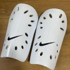 Nike ホワイト シンガード 通気孔付き