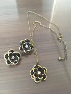 お花デザインのネックレスとピアスセット アクセサリー レディース