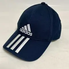 スポーティーかつ上品なネイビー。アディダスの定番3本ラインキャップ。