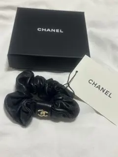 CHANEL ブラック レザー シュシュ 箱付き
