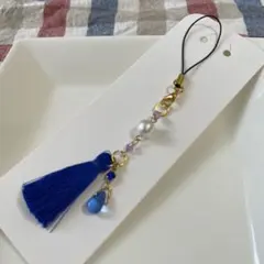 7.青色のタッセル付きストラップ