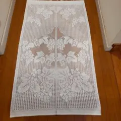 ホワイトレース テーブルクロス 花とブドウ刺繍 約140cm x 80cm