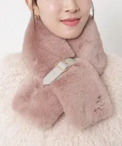 FURLA フェイクファーマフラー ”ベルト アーチロゴ”ペールピンク