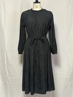 黒のドット柄ロングワンピース