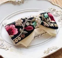 バレッタ　インド刺繍リボン 花柄　和柄　黒　ベージュ　パールビーズ　大人可愛い