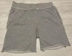 グレーのカジュアルショートパンツ