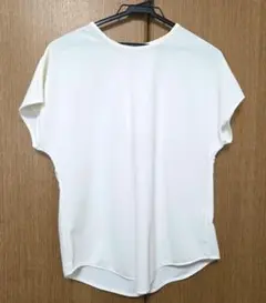 ユニクロ　クレープジャージーフレンチスリーブTシャツのサムネイル
