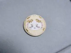 ちいかわ刺繍缶バッジ　ビスケット2 シーサー