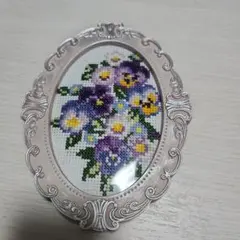 パンジーの刺繍入りオーバル型フォトフレームのサムネイル