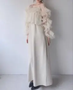 フリル付きクリーム色ロングドレス