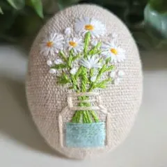 #108　刺繍ブローチ　ハンドメイド　くるみボタン