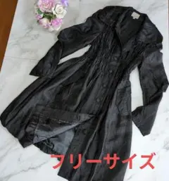 スプリングコート　薄手　ブラック　光沢　シャーリング　スパンコール襟飾り