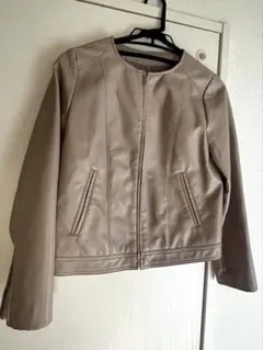 ナチュラルビューティベーシック ノーカラー フェイクレザー ジャケット