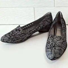 B1928【美品】フィットフィット カットワークパンプス 24.5 グレー