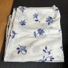 ホワイトとブルーの花柄生地　はぎれ