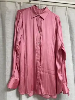 光沢感のあるピンクの長袖シャツ ショートパンツ セットアップのサムネイル