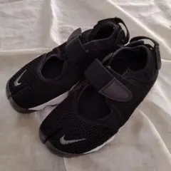 美品 NIKE AIR RIFT ナイキエアリフト足袋 スニーカー23cm黒