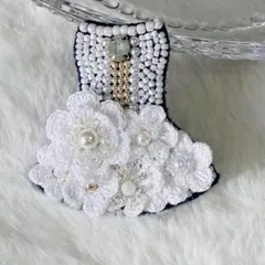 ビーズ刺繍ブローチ　お花いっぱいワンピース
