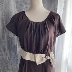 QUEENS COURT ワンピース ビジューコサージュ付き ブラウン