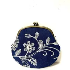 白い花刺繍のがま口ポーチ