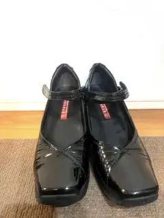 ARAVON by new balance 黒エナメル ウェッジヒール