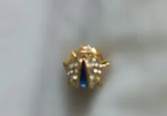 エレガントな金色ブローチ