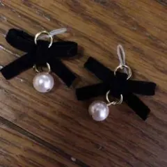 黒スエードリボンにパール樹脂ピアス 金属、イヤリング交換可 お祝いプレゼントに