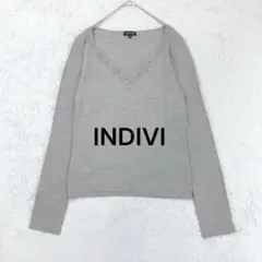 インディヴィ Vネックビジュー付きニット グレー ペンダント風 薄手 大人可愛い