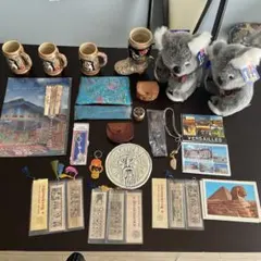 伝統的なデザインのマグカップ4個と海外アート小物セット　等