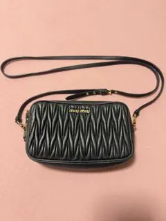 miu miu ブラック ショルダーバッグのサムネイル