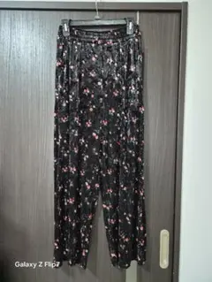 黒地に赤い花柄 ベロア ガウチョパンツ
